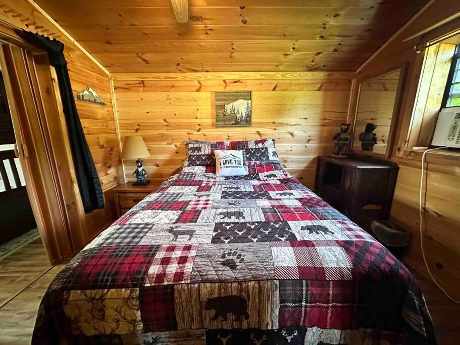 Cozy Walking Distance To Parkway! *
