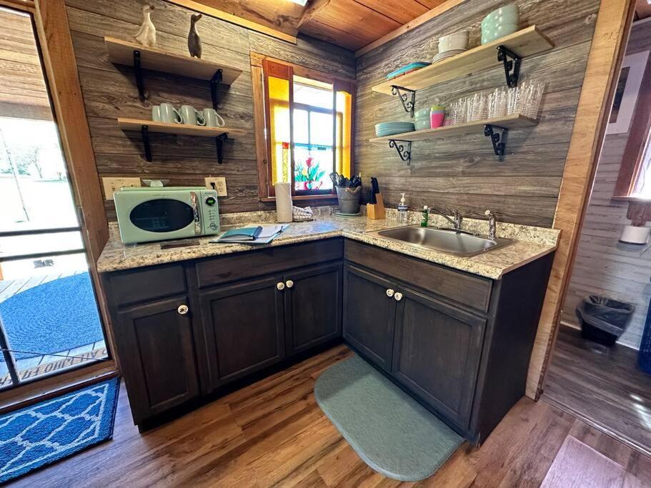 Cozy Walking Distance To Parkway! Holiday home