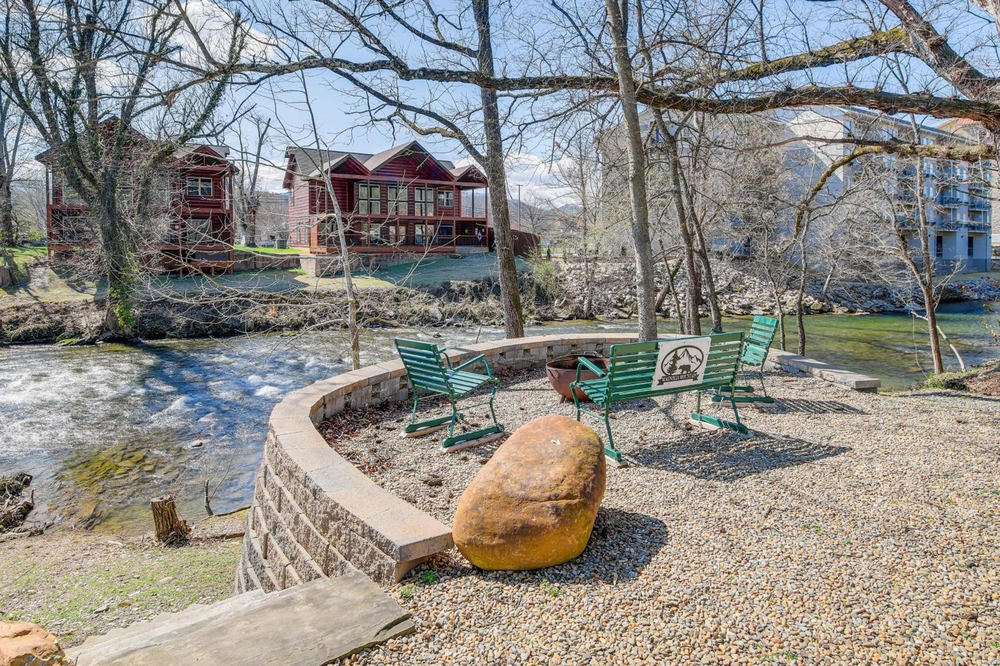 Riverfront With Hot Tub - 3 Miles To Dollywood Holiday home