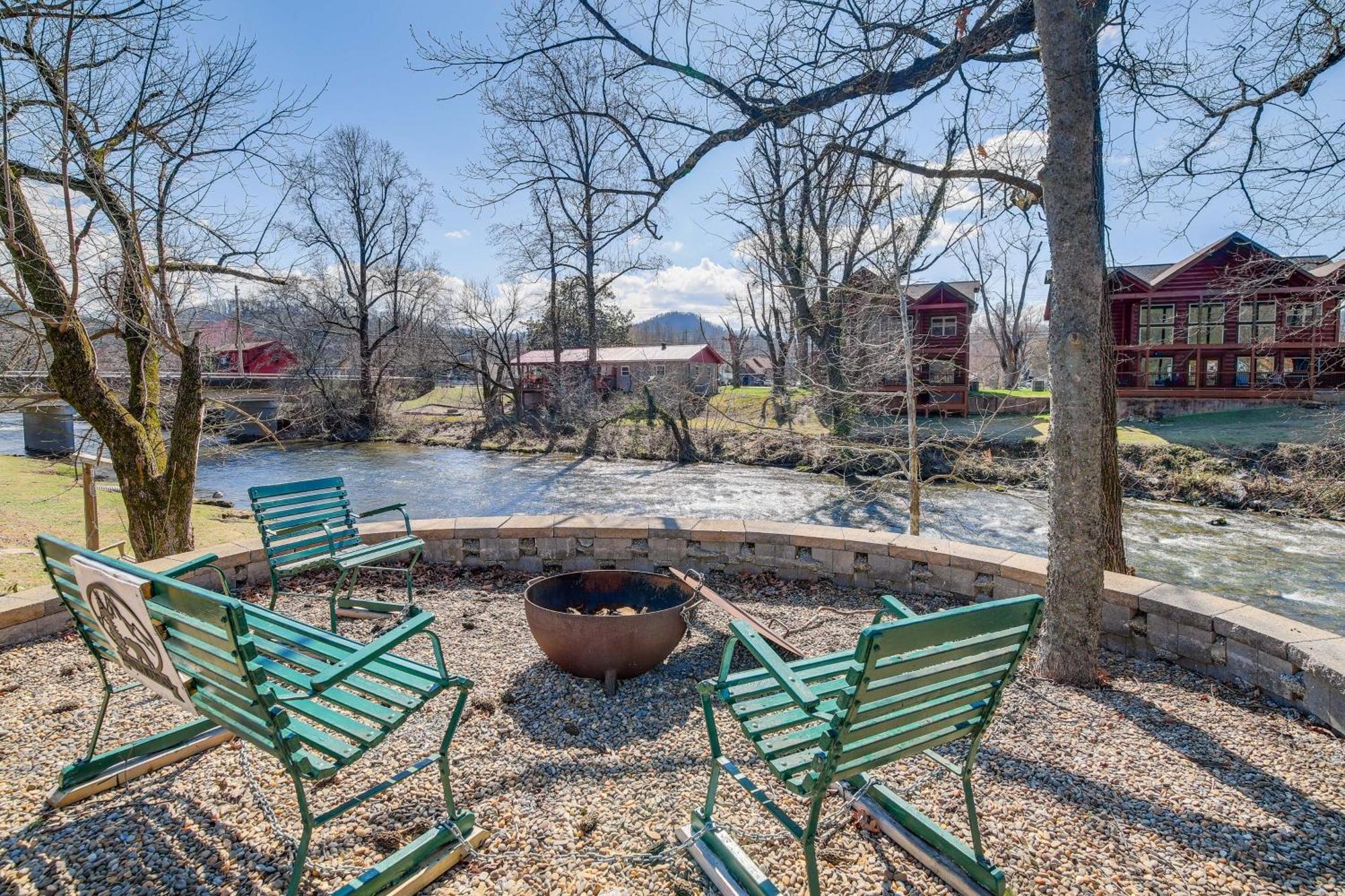 Riverfront With Hot Tub - 3 Miles To Dollywood Holiday home