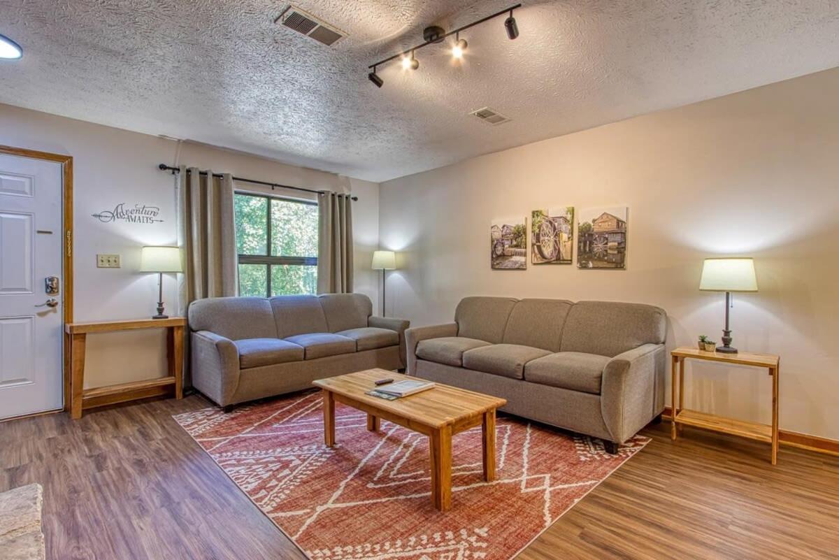 Pinecrest Townhomes-1king-2queen Unit-renovated Holiday home Pigeon Forge