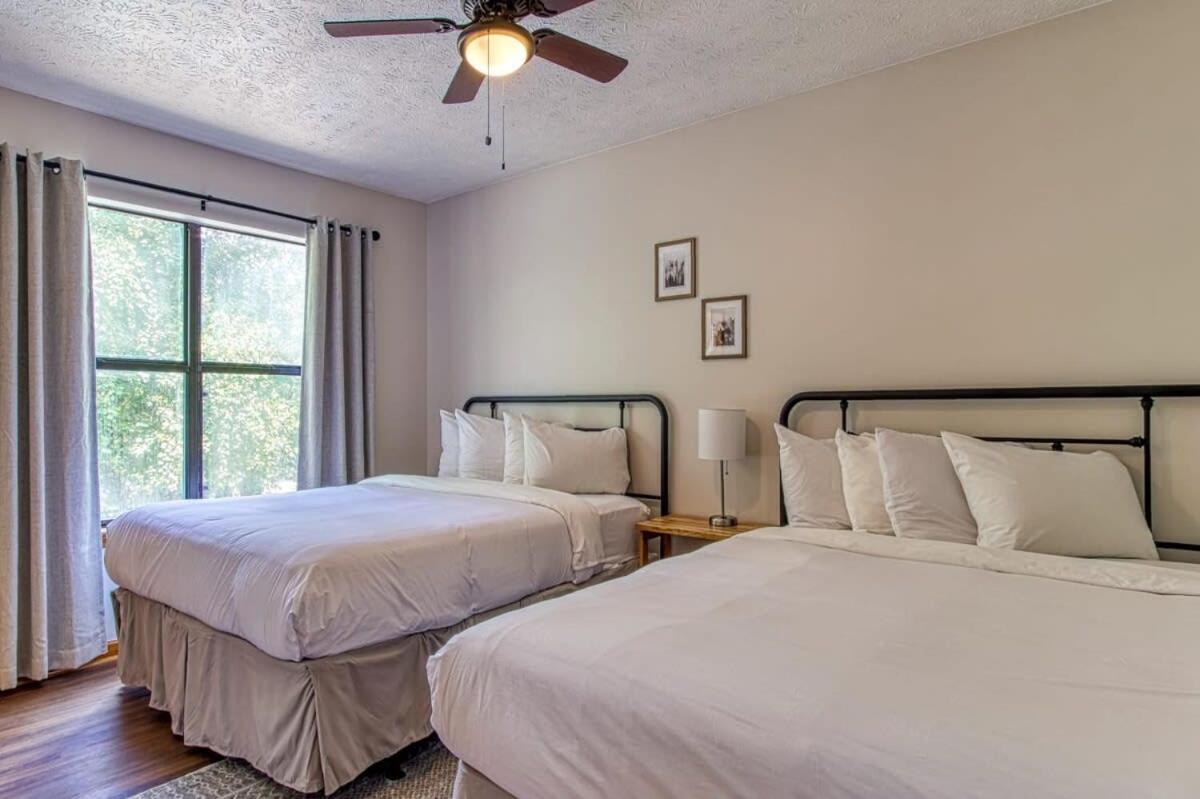 Pinecrest Townhomes-1king-2queen Unit-renovated Holiday home *