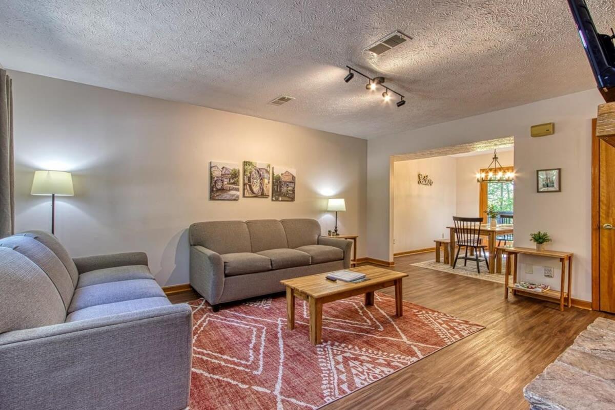 Pinecrest Townhomes-1king-2queen Unit-renovated Pigeon Forge