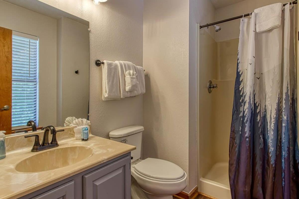 Pinecrest Townhomes-1king-2queen Unit-renovated Holiday home *