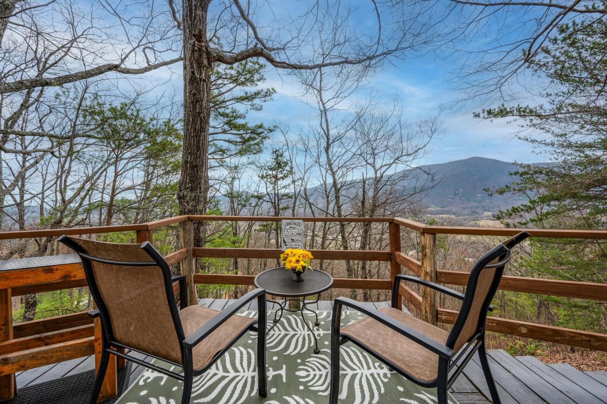 Villa 10 Miles Away From The Heart Of It All!
