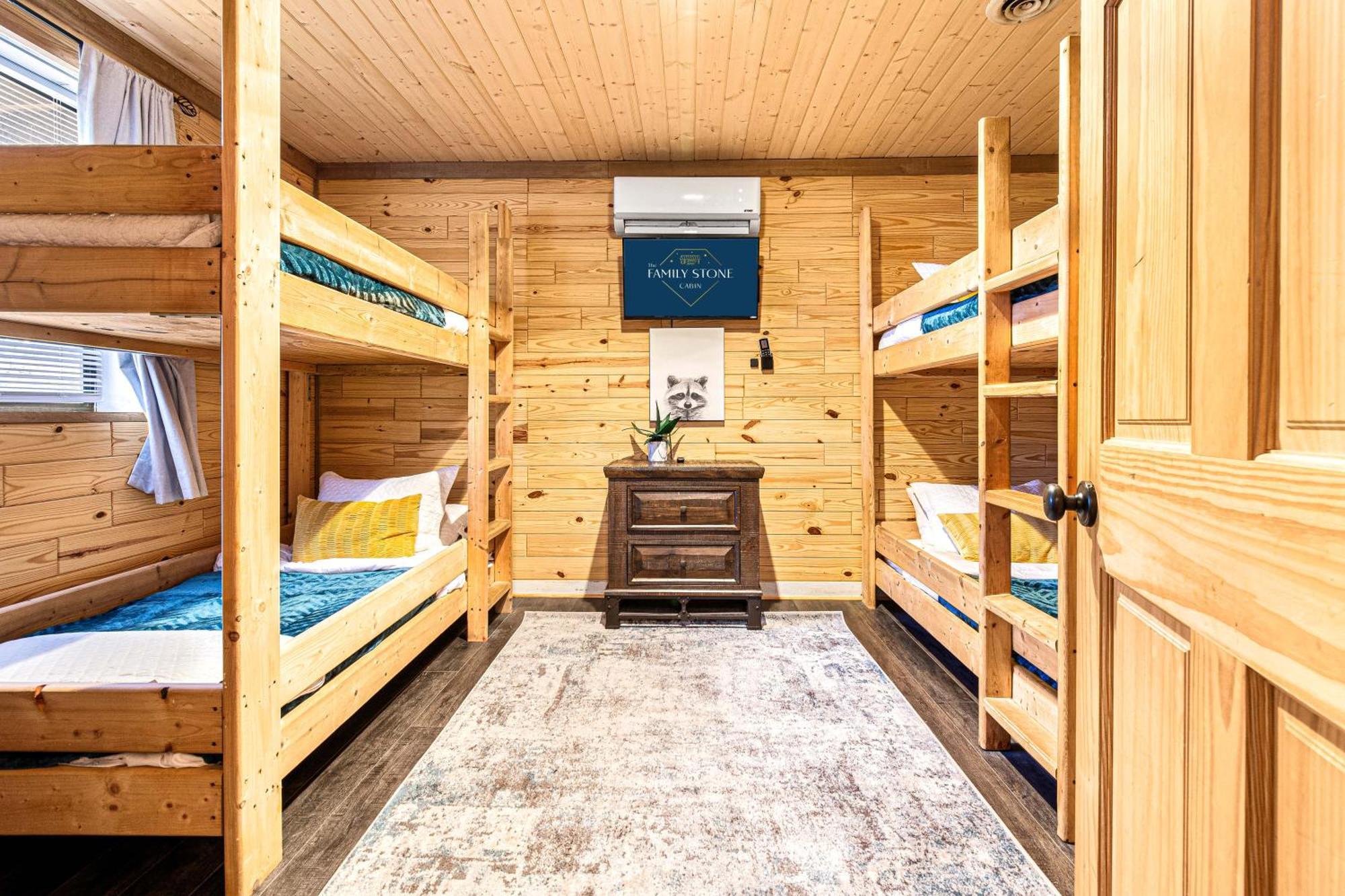 The Family Stone Luxe Sleeps 12 Hot Tub Dogfriendly Dollywood Holiday home *