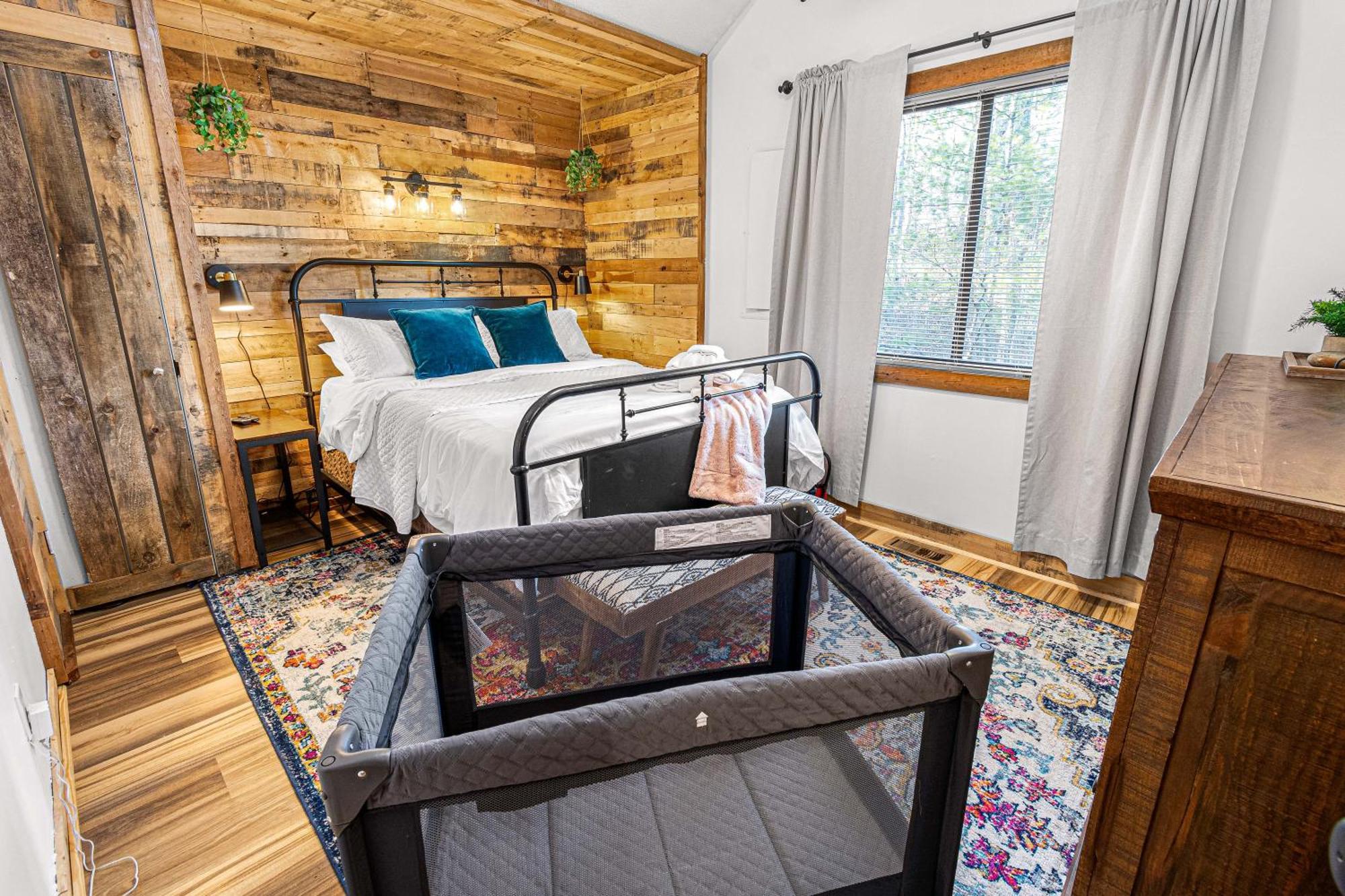 Holiday home The Family Stone Luxe Sleeps 12 Hot Tub Dogfriendly Dollywood