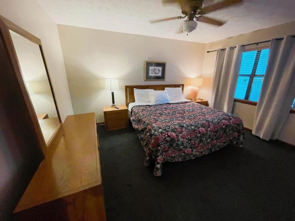Pinecrest Townhomes-1king-2queen Unit Holiday home *