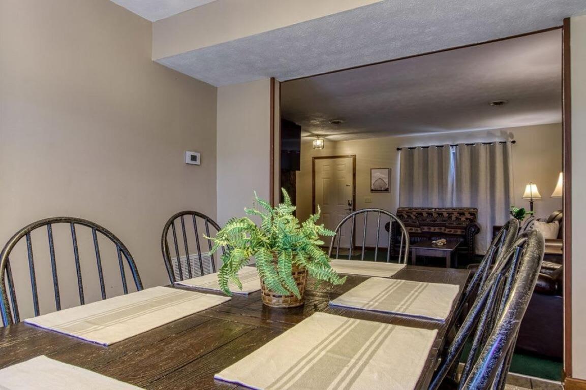 Holiday home Pinecrest Townhomes-1king 2bunk Unit