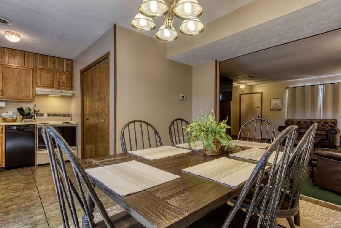 Pinecrest Townhomes-1king 2bunk Unit Holiday home Pigeon Forge