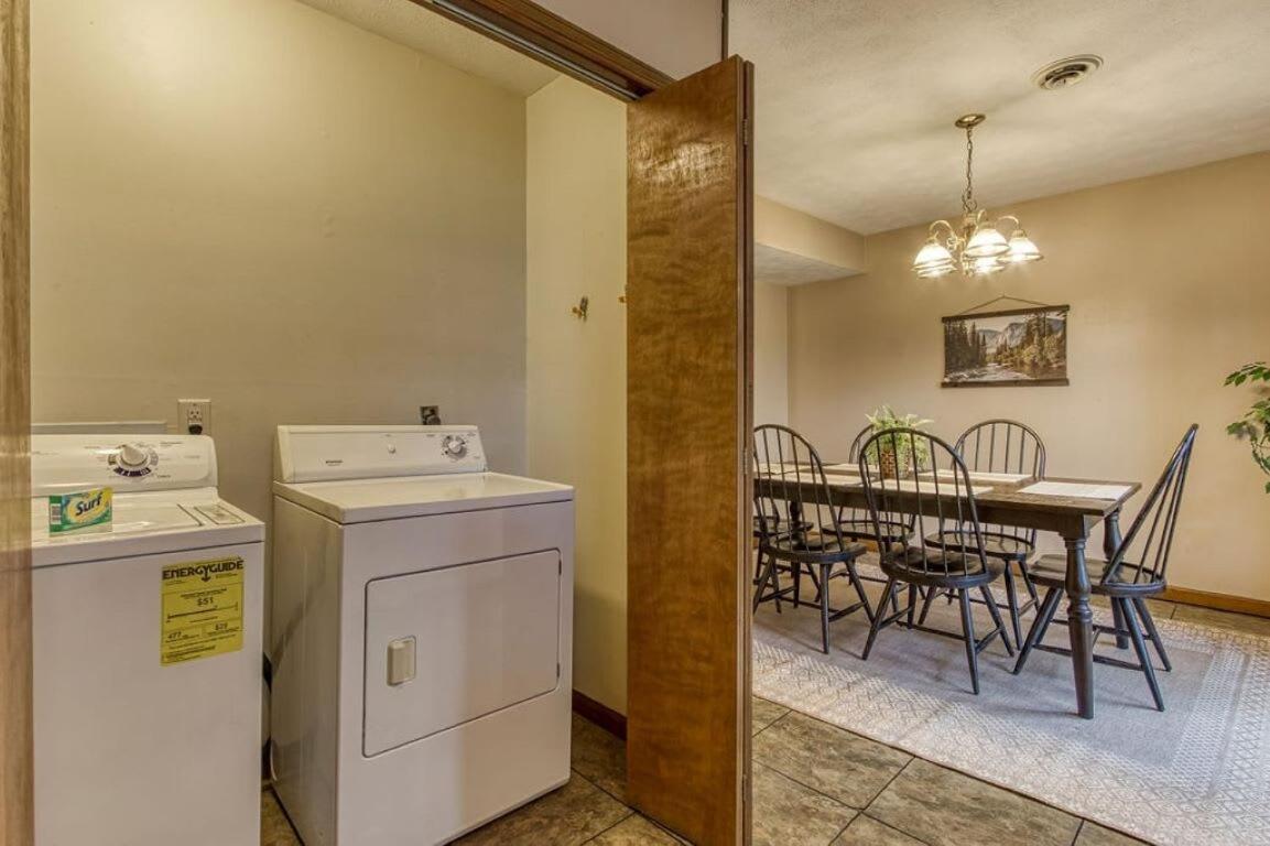Pinecrest Townhomes-1king-2queen Unit Pigeon Forge