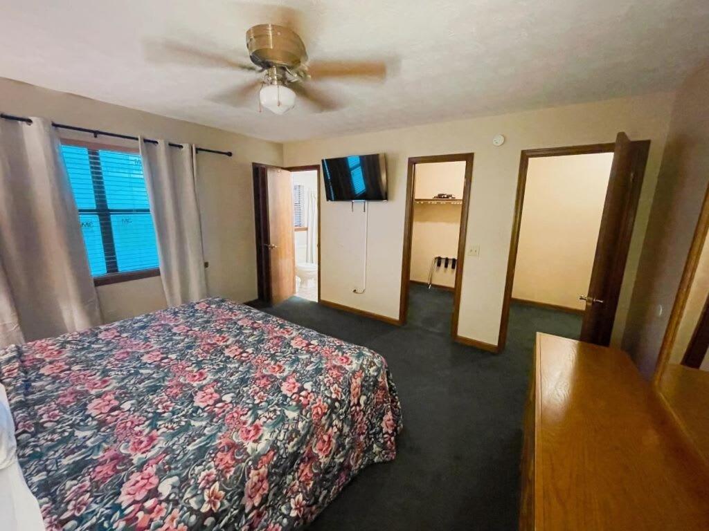 Pinecrest Townhomes-1king-2queen Unit *