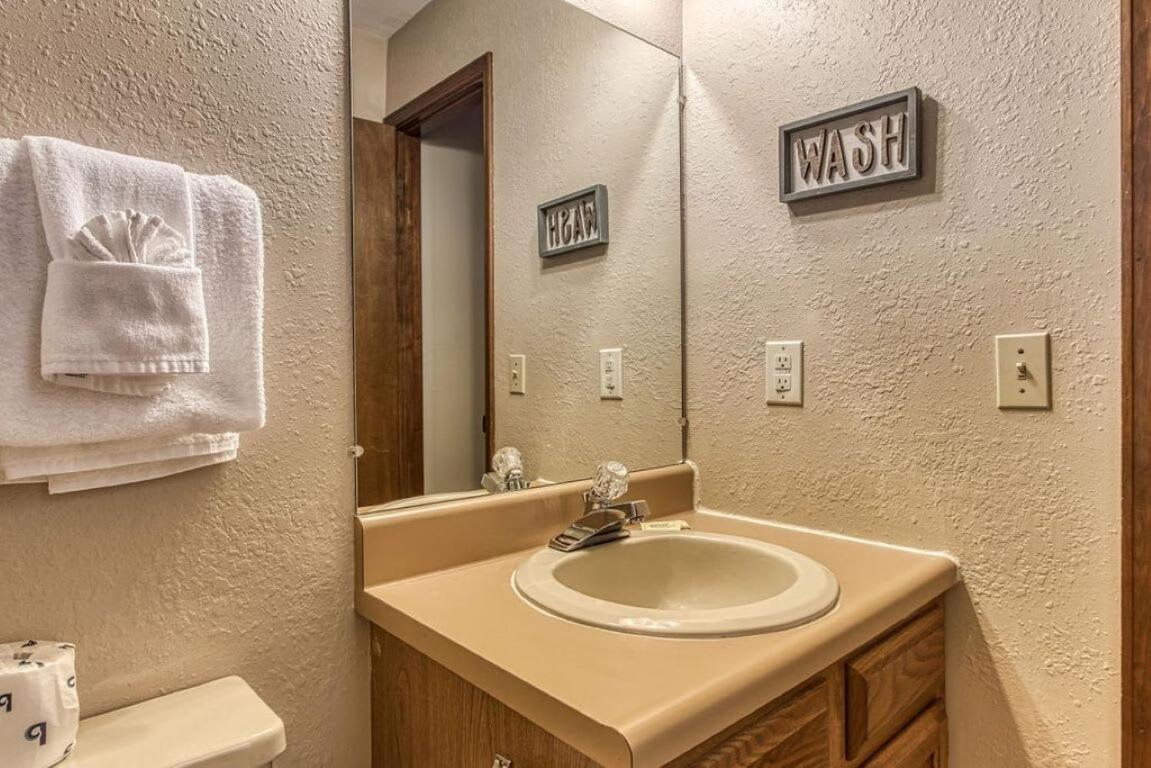 Pinecrest Townhomes-1king-2queen Unit Pigeon Forge