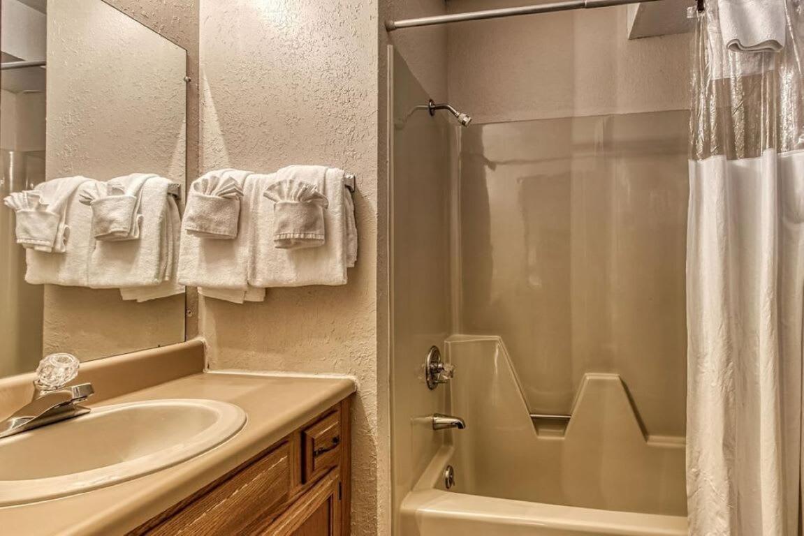 Pinecrest Townhomes-1king-2queen Unit Pigeon Forge