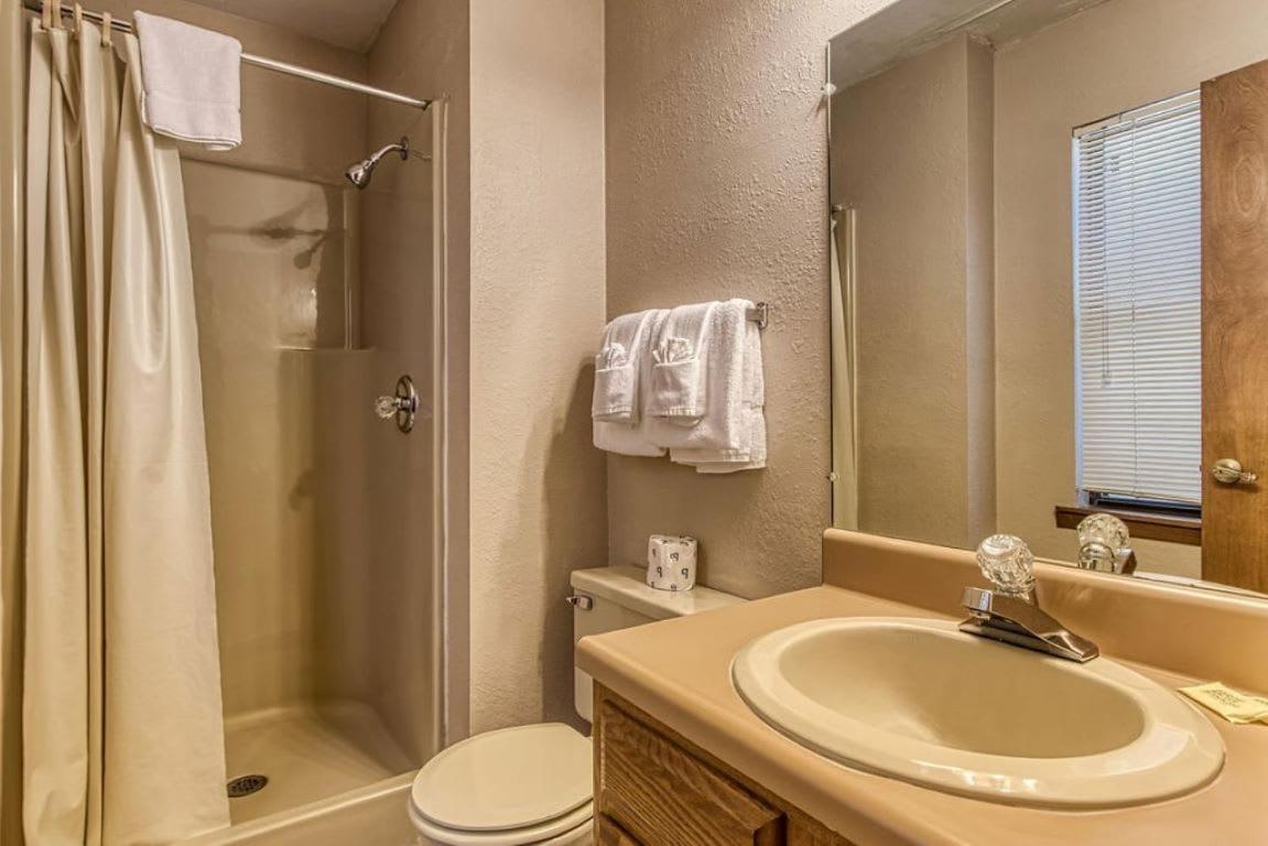 Pinecrest Townhomes-1king-2queen Unit *