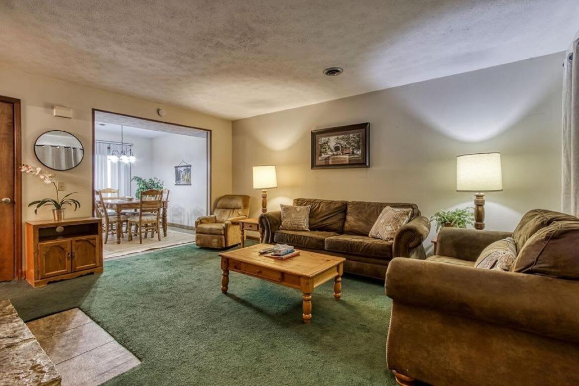 Pinecrest Townhomes-1king-2queen Unit