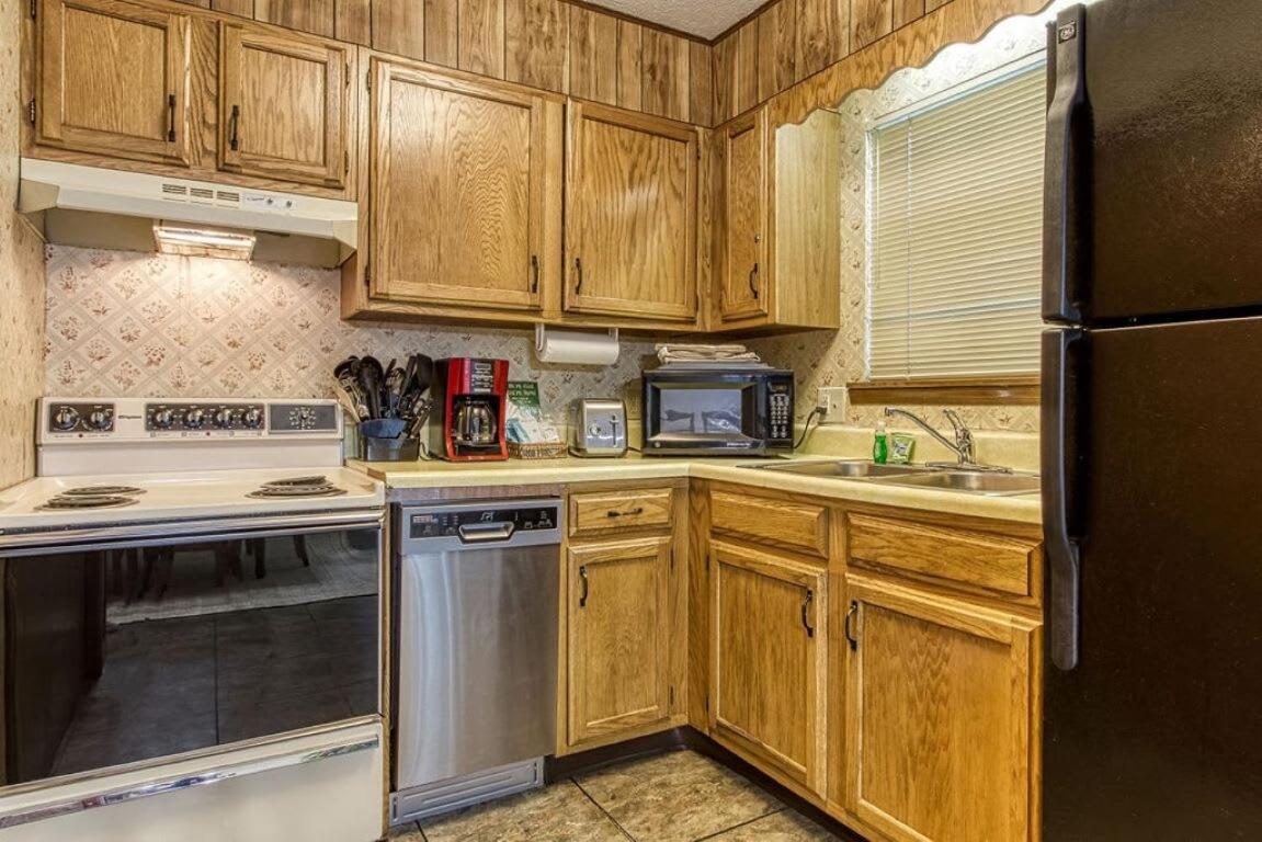 Pinecrest Townhomes-1king-2queen Unit * Pigeon Forge