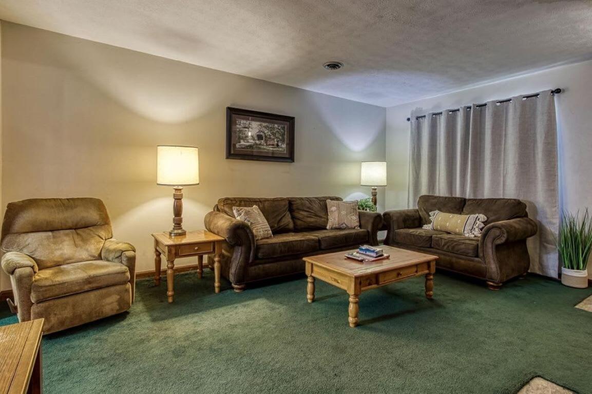 Pinecrest Townhomes-1king-2queen Unit Pigeon Forge