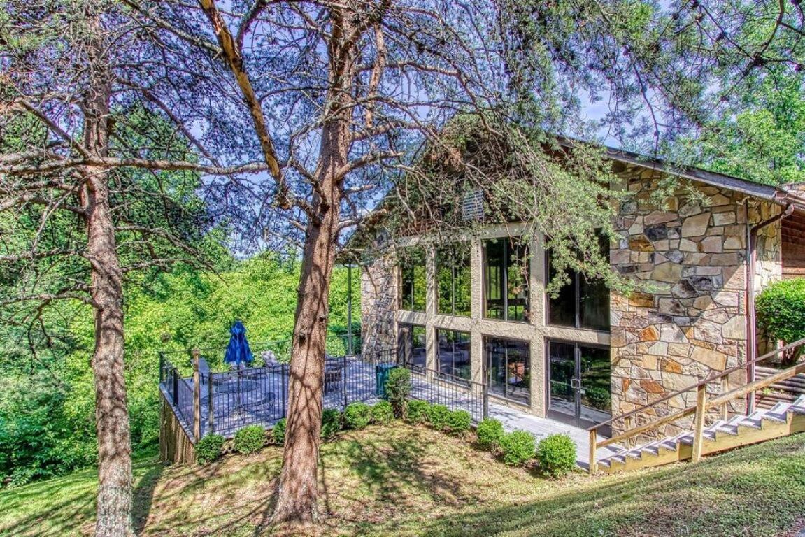 Pinecrest Townhomes-1king-2queen Unit