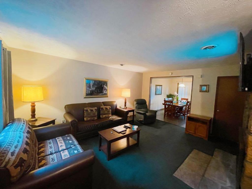 Pinecrest Townhomes-1king-2queen Unit * Pigeon Forge