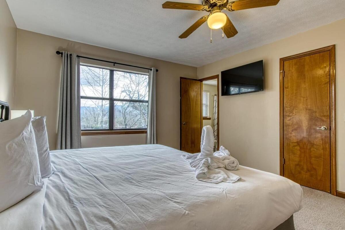Pinecrest Townhomes-1king-2queen Unit-updated *