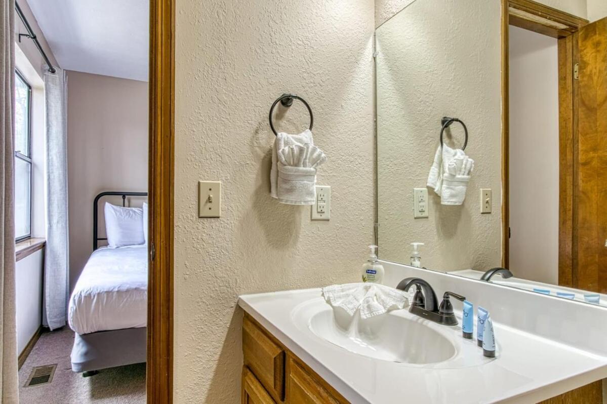 Pinecrest Townhomes-1king-2queen Unit-updated Holiday home