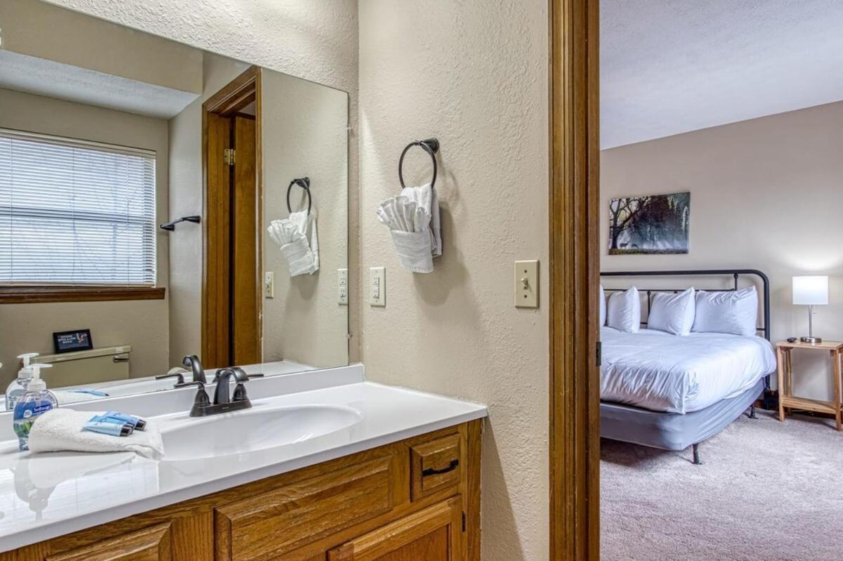 Pinecrest Townhomes-1king-2queen Unit-updated