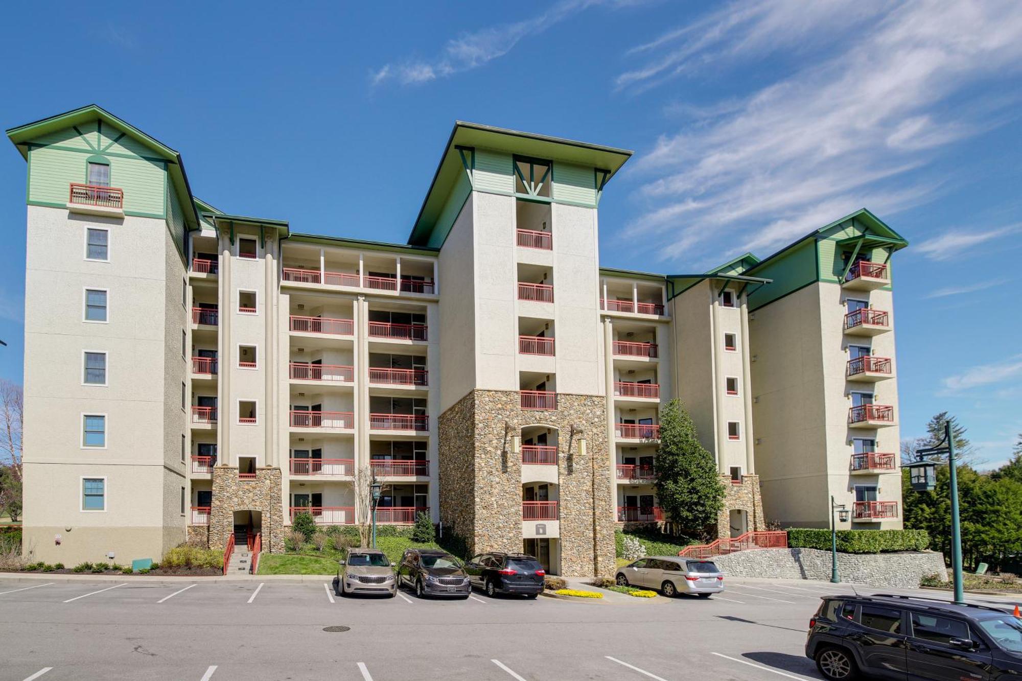 Apartment Elegant With Golf Course View! Pigeon Forge