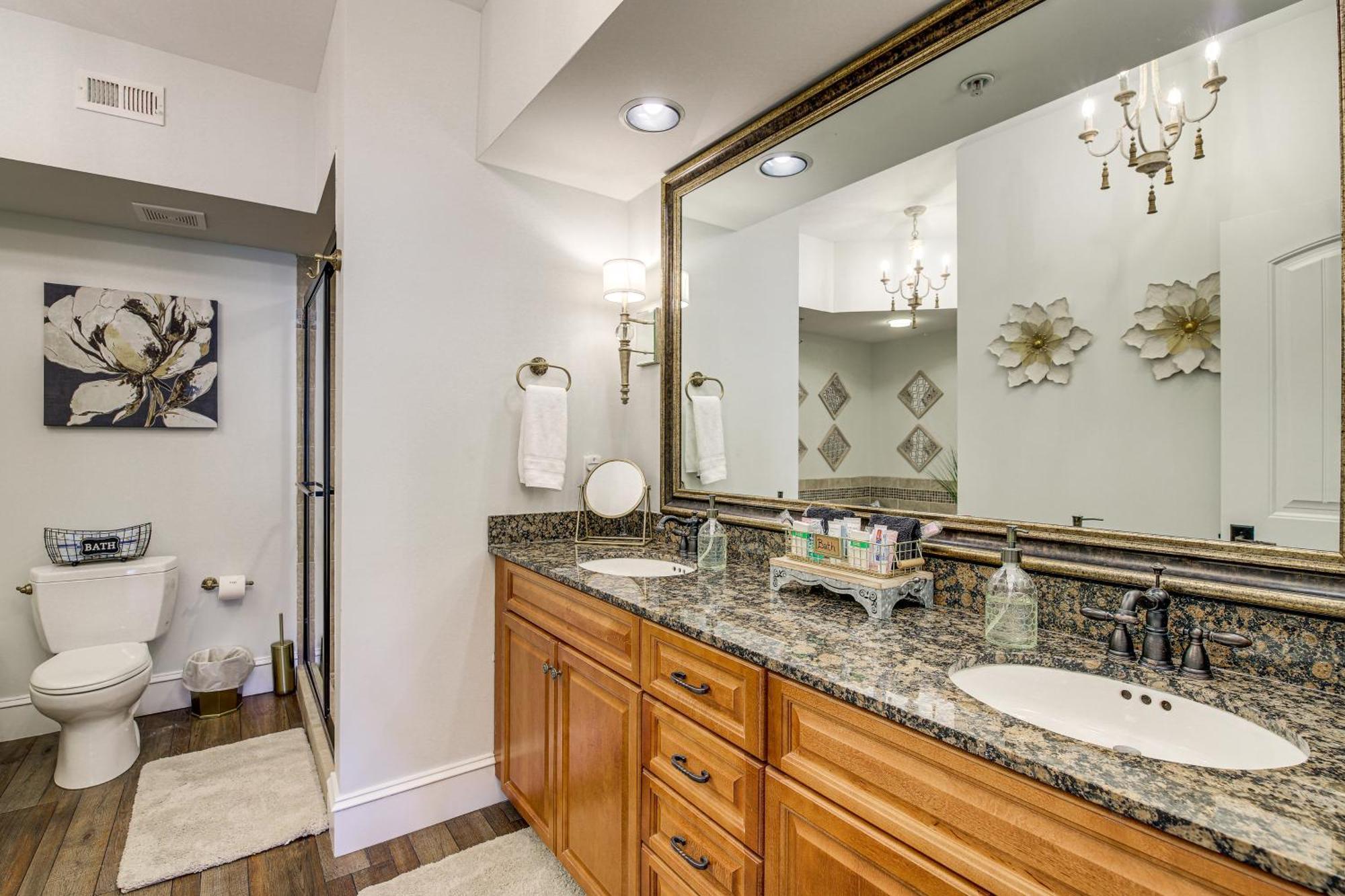Elegant With Golf Course View! Apartment
