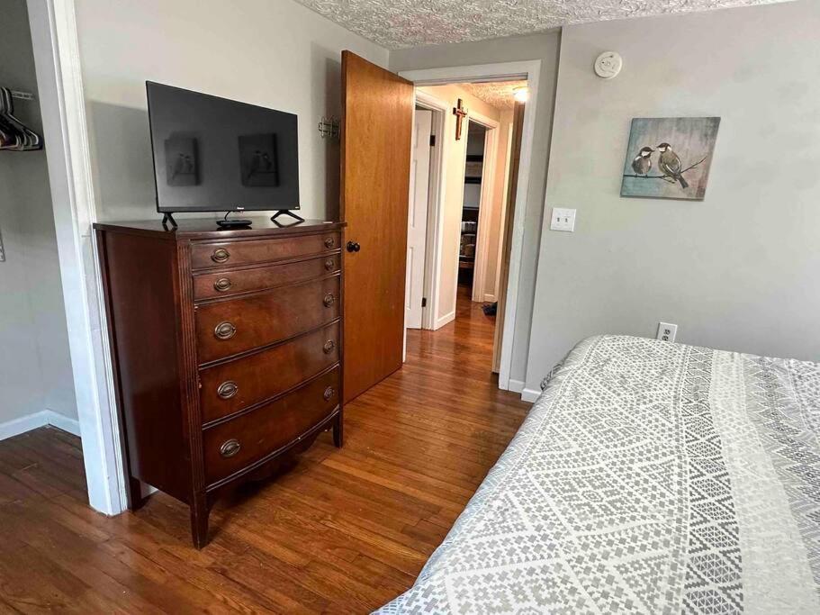Large - Walking Distance To Parkway Holiday home *