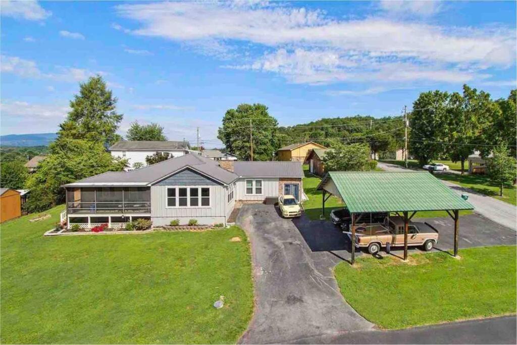 Large - Walking Distance To Parkway Holiday home *