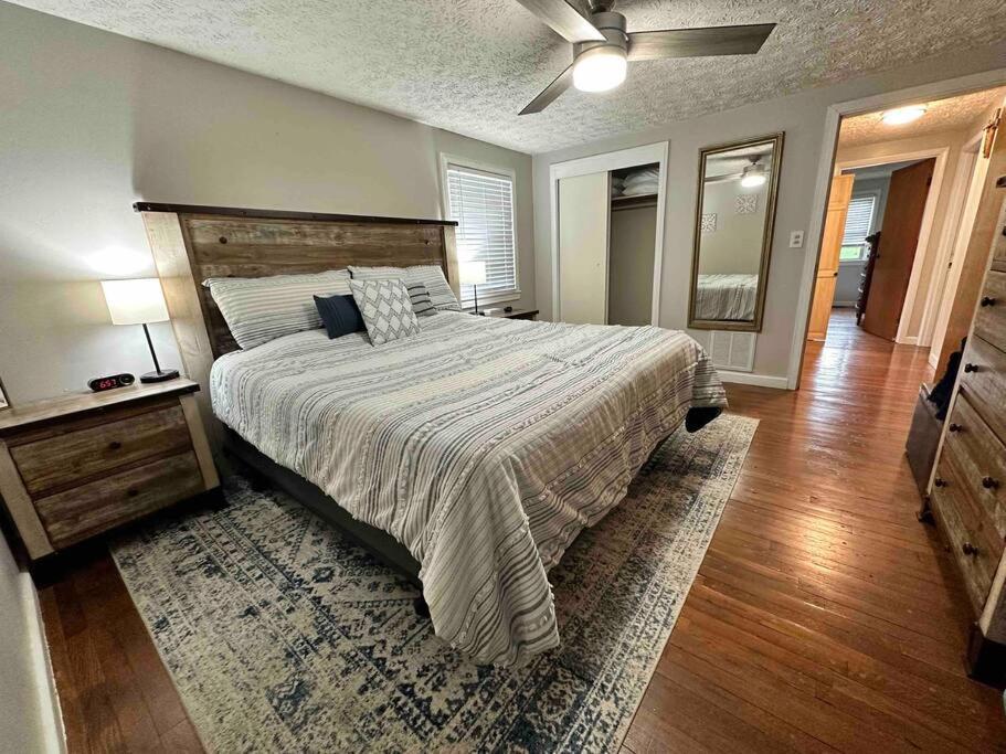 Large - Walking Distance To Parkway *