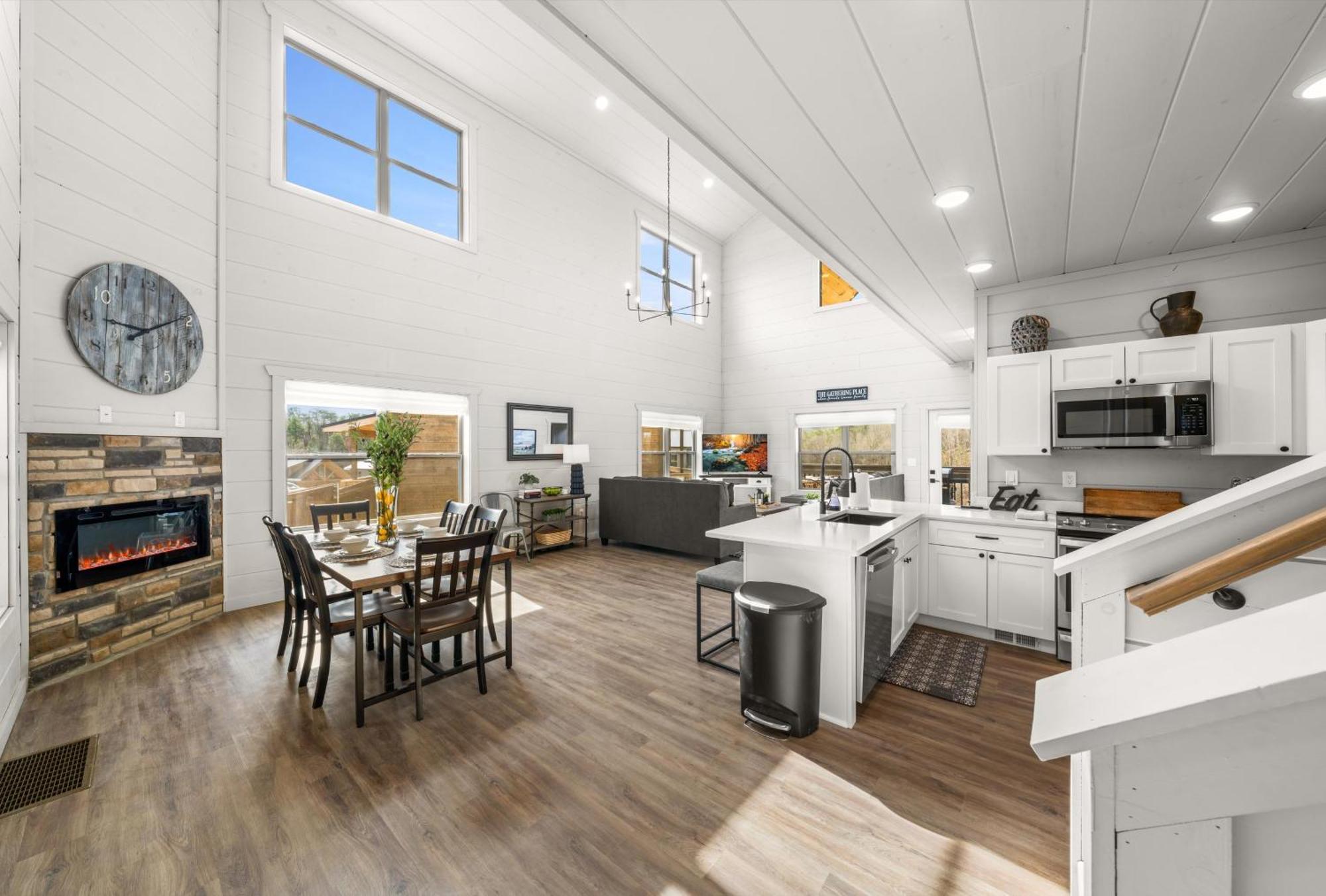 New - Heated Indoor Pool, Jacuzzi, Gameroom *