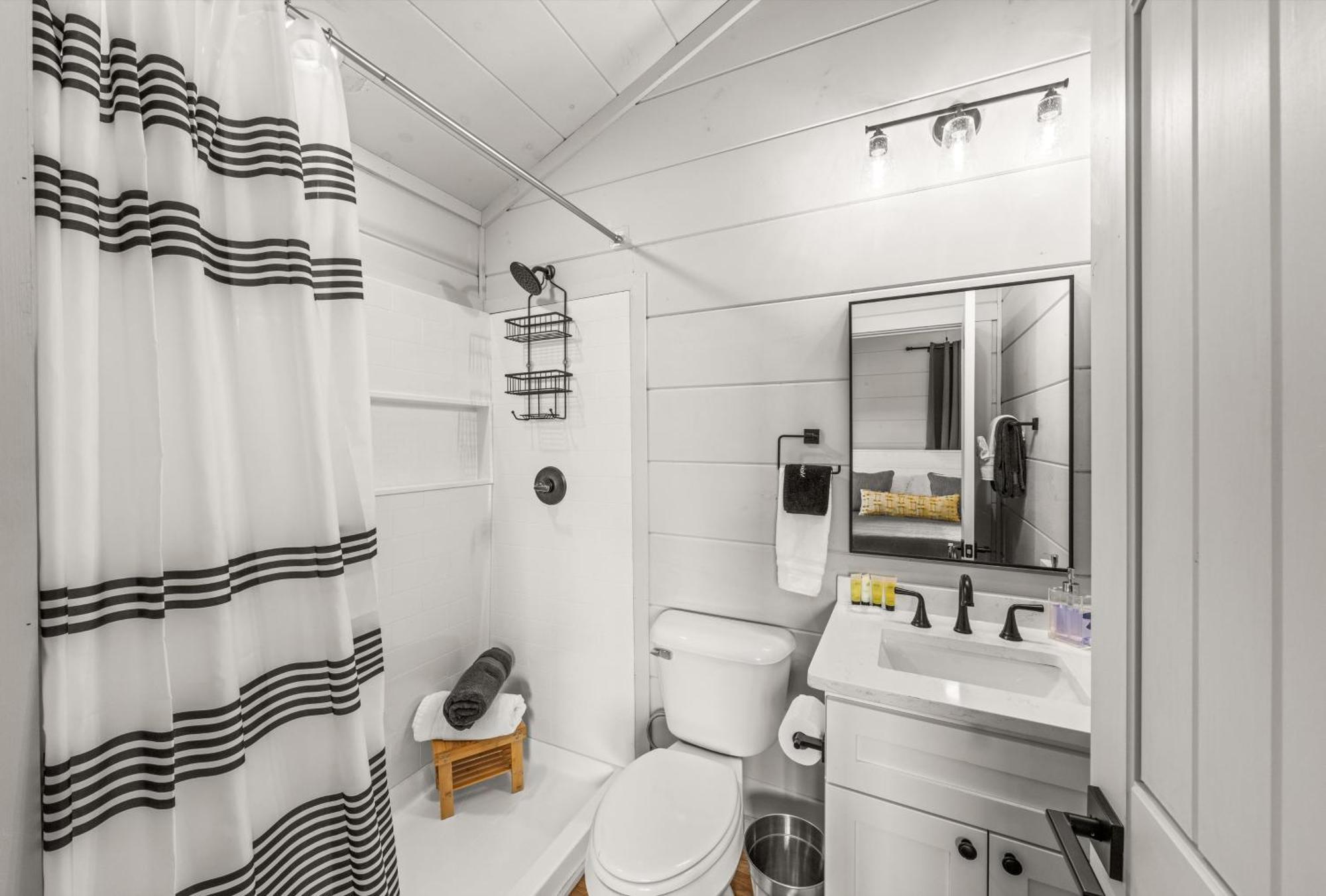Holiday home New - Heated Indoor Pool, Jacuzzi, Gameroom *