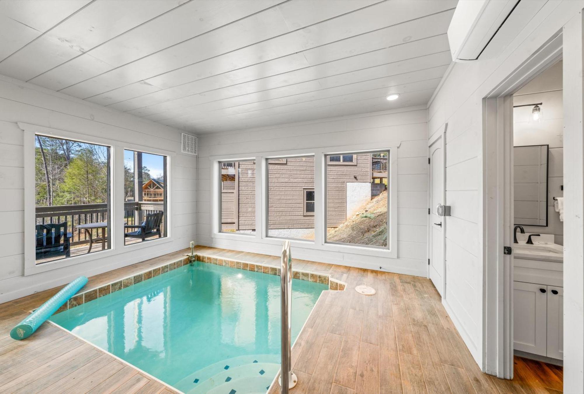 New - Heated Indoor Pool, Jacuzzi, Gameroom * Pigeon Forge