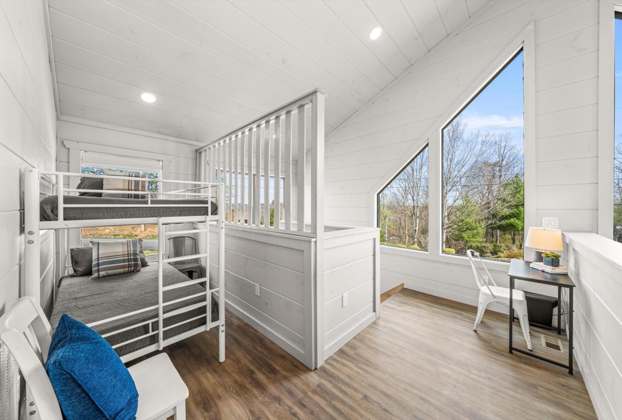 New - Heated Indoor Pool, Jacuzzi, Gameroom Pigeon Forge