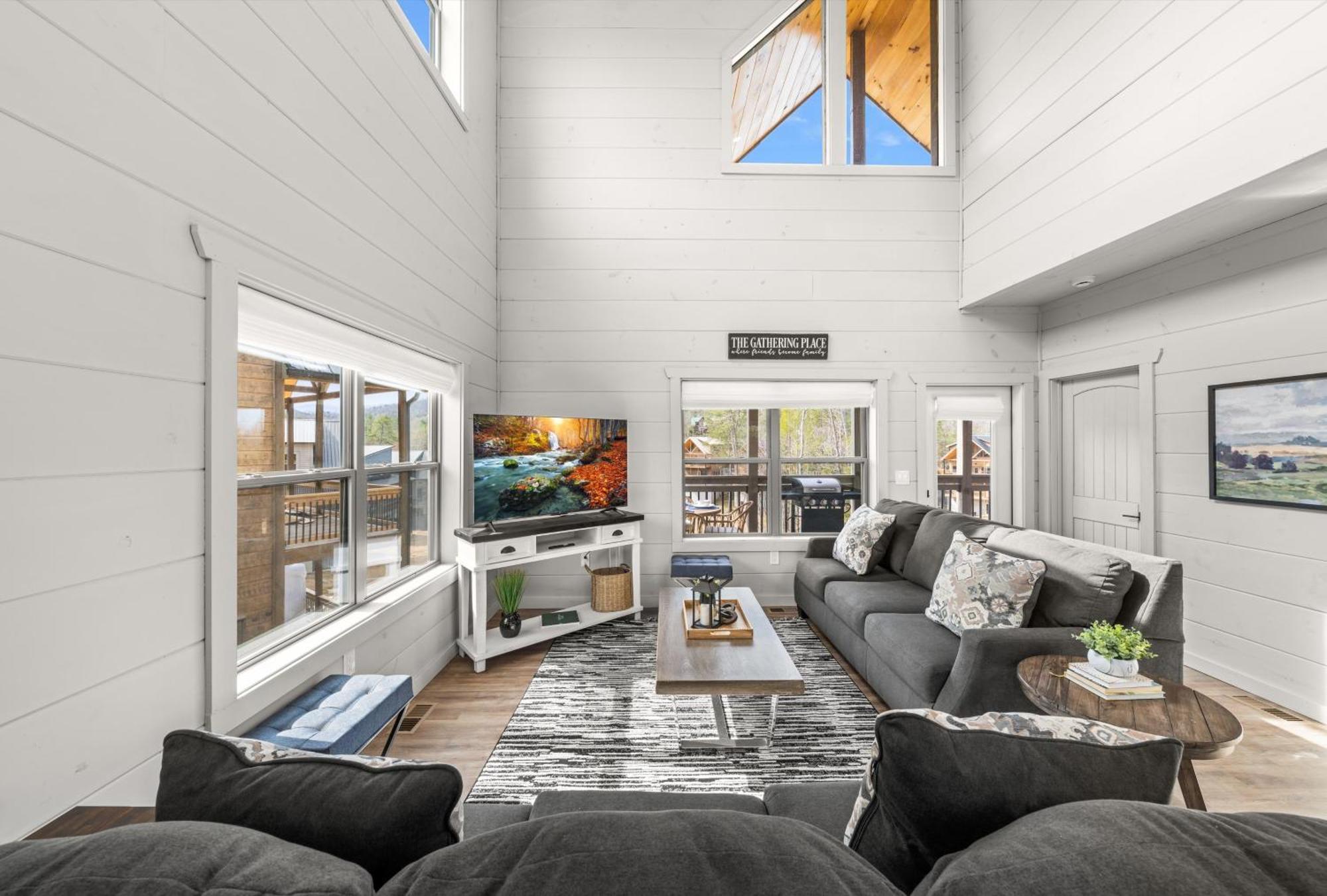 New - Heated Indoor Pool, Jacuzzi, Gameroom Holiday home