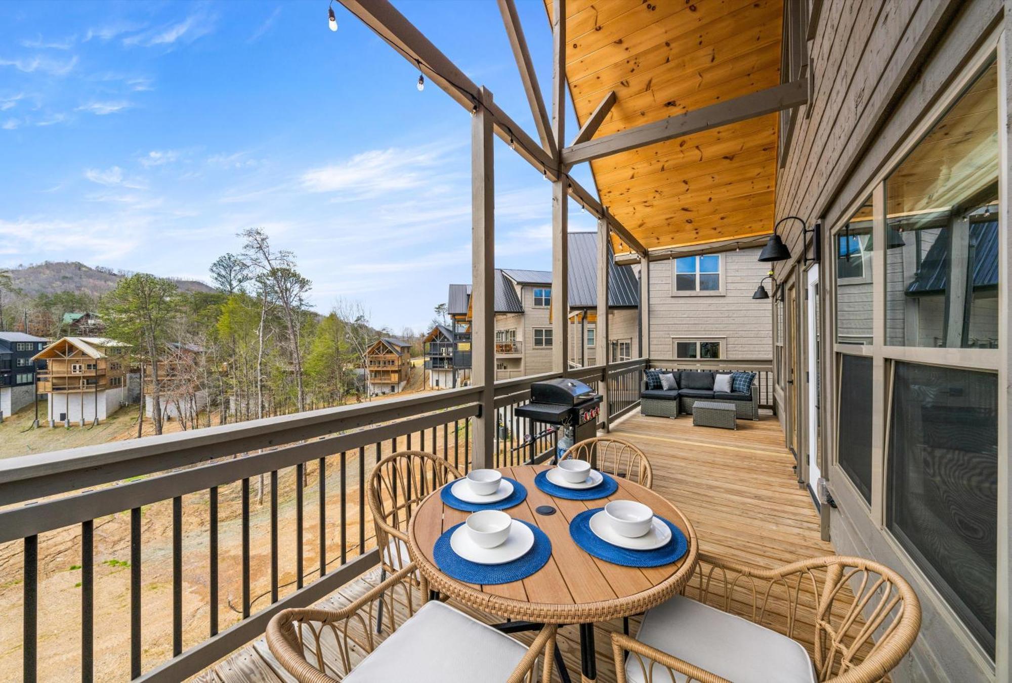 New - Heated Indoor Pool, Jacuzzi, Gameroom * Pigeon Forge
