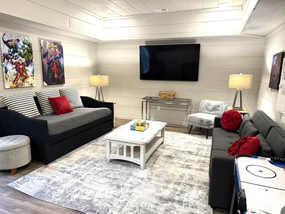 Holiday home New - Heated Indoor Pool, Jacuzzi, Gameroom *