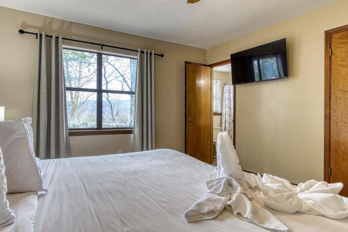 Pinecrest 1k 2q Next To Dollywood Pigeon Forge