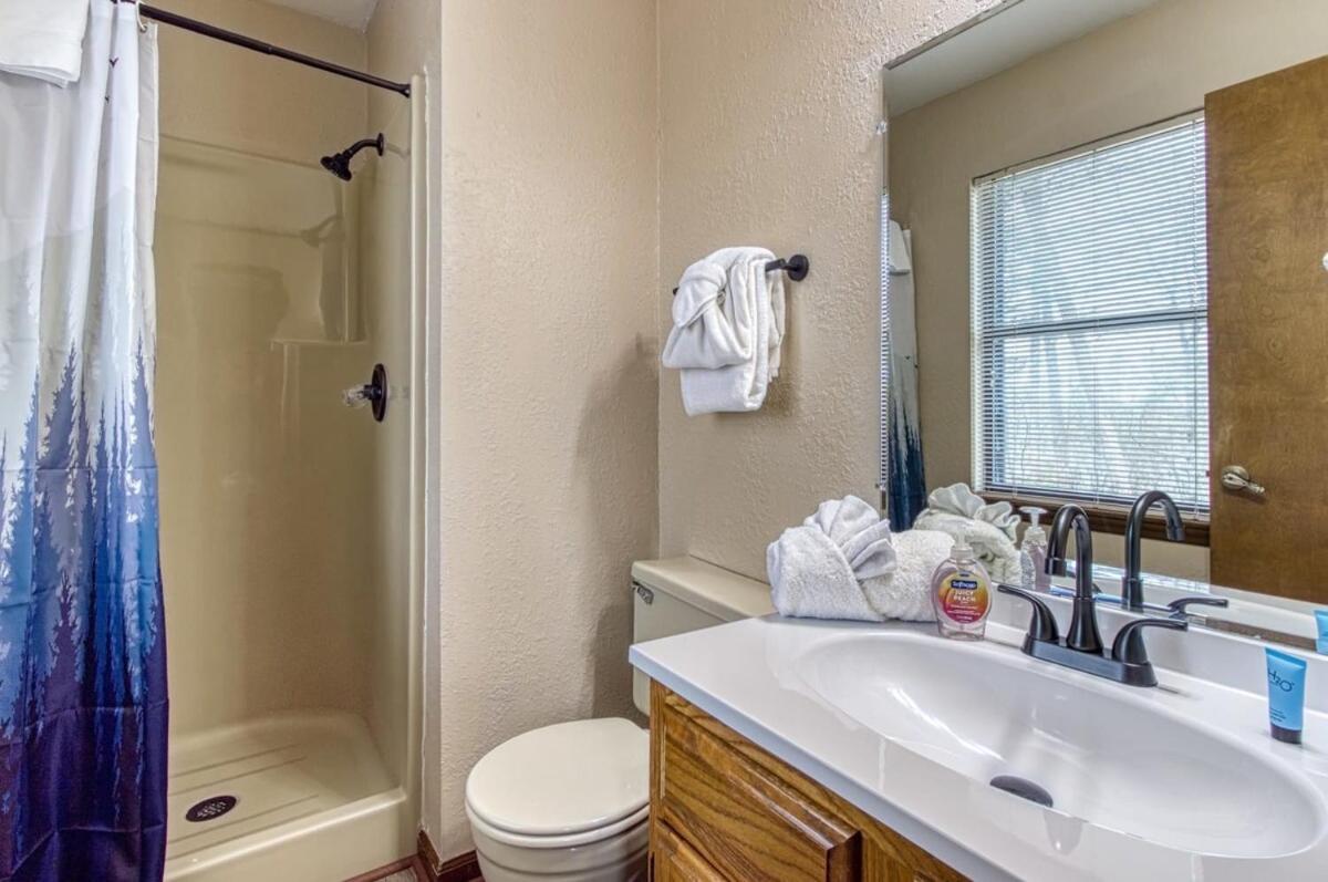 Pinecrest 1k 2f 2t Next To Dollywood Holiday home