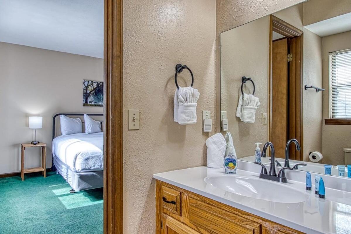 Pinecrest 1k 2f 2t Next To Dollywood Holiday home *