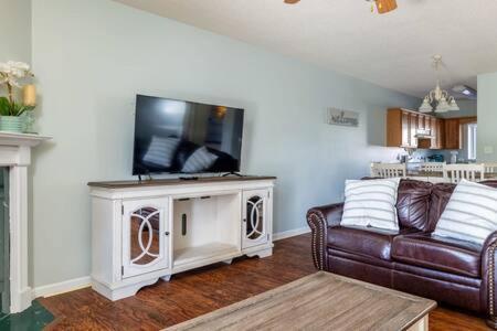 Holiday home Dolly's Hideout - Newly Renovated, Less Than 1 Mi To Parkway