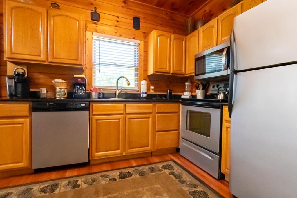 Smoky Mountain Retreat- With Modern Amenities In The Heart Of Pf Holiday home *