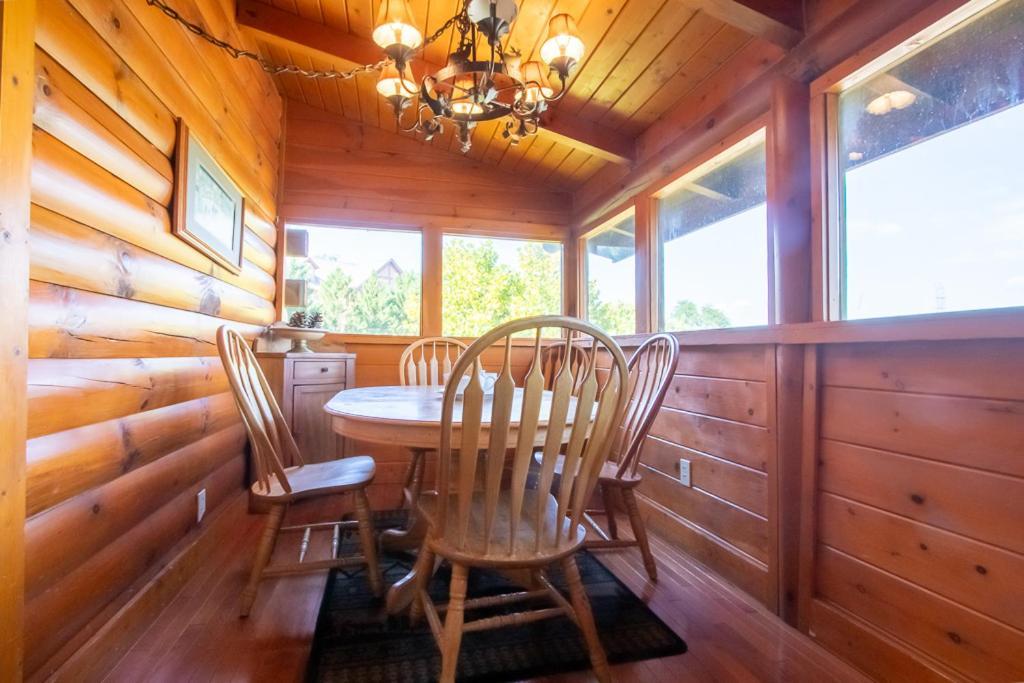 Smoky Mountain Retreat- With Modern Amenities In The Heart Of Pf *