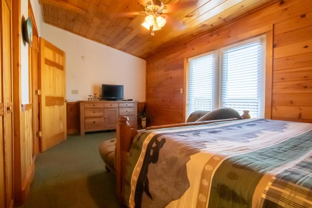 Smoky Mountain Retreat- With Modern Amenities In The Heart Of Pf