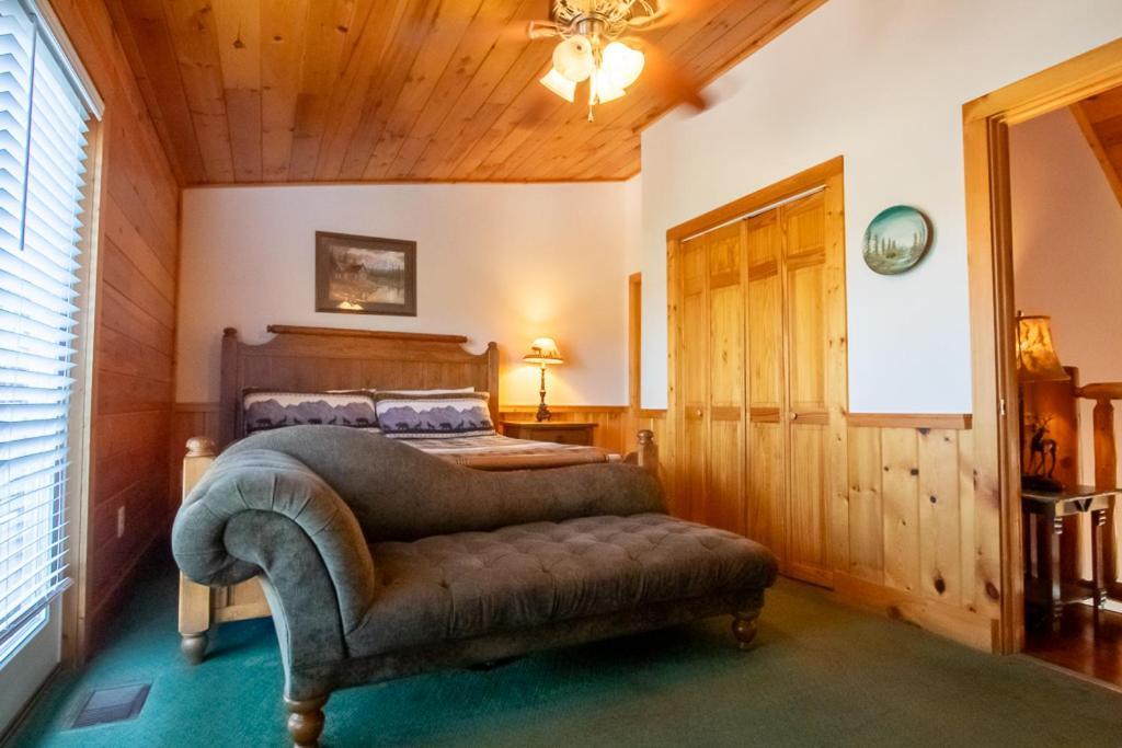 Smoky Mountain Retreat- With Modern Amenities In The Heart Of Pf Holiday home