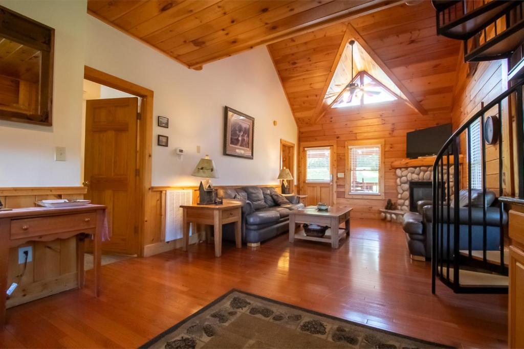Smoky Mountain Retreat- With Modern Amenities In The Heart Of Pf *