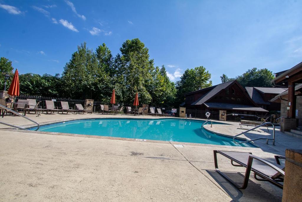 Smoky Mountain Retreat- With Modern Amenities In The Heart Of Pf Holiday home