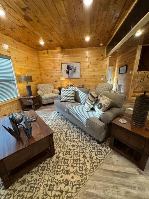 Brand New 4/4 Minutes To Dollywood W/ Hottub! Holiday home *